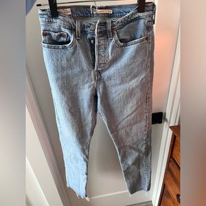 Levi light denim wash high rise jean size 27